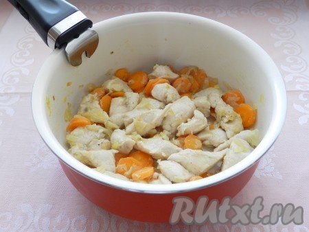 Обжарить, чтобы все кусочки курицы стали белыми.