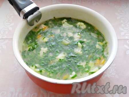 Вкусный, свежий и полезный суп с цветной капустой и шпинатом готов.