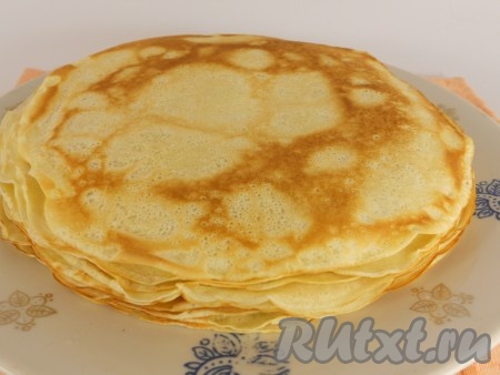 Хорошо разогреть сковороду, перед жаркой первого блина смазать растительным маслом. Налить на сковороду половник блинного теста, равномерно распределить, а затем жарить блин на среднем огне до подрумянивания с двух сторон. Готовый блинчик переложить на тарелку. Периодически перемешивая тесто, постепенно пожарить все блины, складывая их один на другой на тарелку.