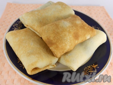 Таким образом сформировать все блины, фаршированные грибами и сыром.