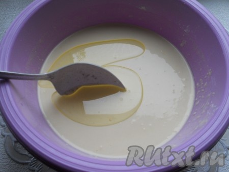 Влить в тесто растительное масло, хорошенько перемешать.