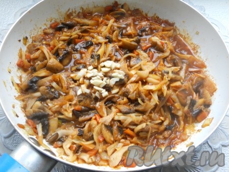 В конце тушения добавить порезанный чесночок, перемешать и выключить газ.