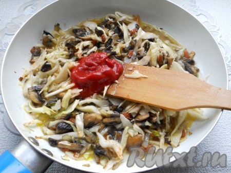 Добавить томатную пасту и влить 200 мл бульона. Хорошо все перемешать, тушить на небольшом огне минут 10-15.