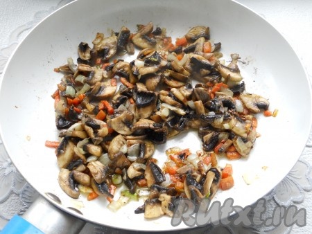 Затем добавить порезанные небольшими кусочками грибы, посолить и поперчить. Обжаривать все вместе, помешивая, в течение 5-6 минут.
