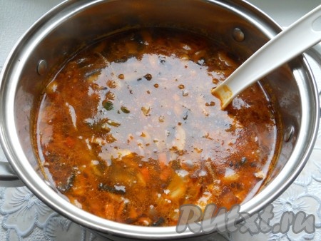 Добавить в суп с грибами и капустой специи, лавровый лист. Влить оставшийся бульон, если понадобится - досолить. Кипятить суп на маленьком огне еще минут 7, после чего убрать с плиты. Дать немного настояться (минут 10).
