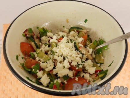 Влить оливковое масло, лимонный сок, добавить раскрошенную фету, овощной салат перемешать и только в конце, если потребуется, посолить, так как сыр солёный.
