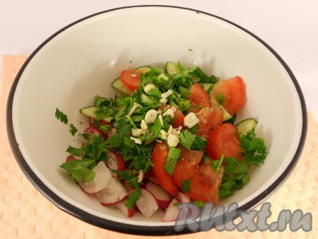 Добавить нарезанный мелко чесночок, салат поперчить.
