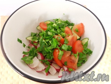 Зелень измельчить и добавить в салат.