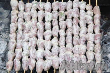  Выложить шпажки на мангал и жарить куриные сердечки над раскаленными углями по 7-8 минут с одной стороны, затем перевернуть и готовить 7-8 минут с другой стороны.