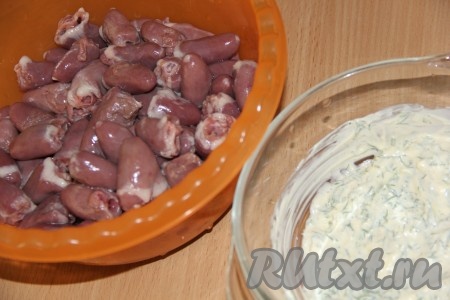 С вымытых куриных сердечек срезать лишний жир и сосуды, откинуть на дуршлаг, чтобы стекла лишняя жидкость.