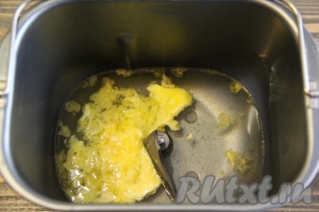 Замес теста можно доверить хлебопечке или выполнить его вручную. Для того чтобы замесить тесто с помощью хлебопечки, нужно тёплую воду и растопленное негорячее сливочное масло влить в ведёрко хлебопечки. Масло и вода не должны быть горячими, температура смеси воды и масла должна быть не выше 40 градусов. Это важно, так как при высокой температуре дрожжи не работают.