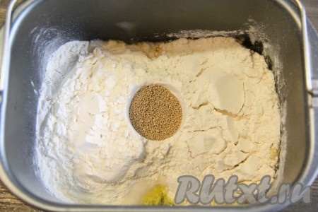 Добавить сахар, муку, дрожжи и соль. Соль и дрожжи всыпайте в разные места. Я всыпала дрожжи в середину, а соль - в угол. Выставить режим "Замес теста", у меня этот режим занимает 1 час 30 минут.