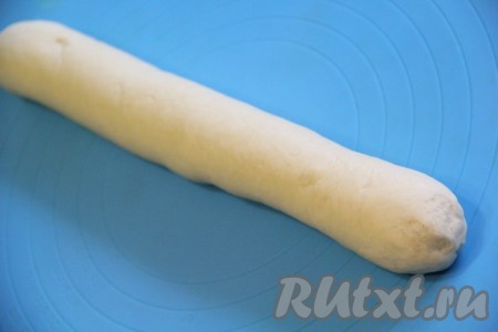 Свернуть пласт теста в плотный рулет, начиная с широкой стороны, и сформировать багет. Аналогично сформировать багеты из оставшихся частей теста. У нас получатся 3 багета длиной 40 сантиметров.