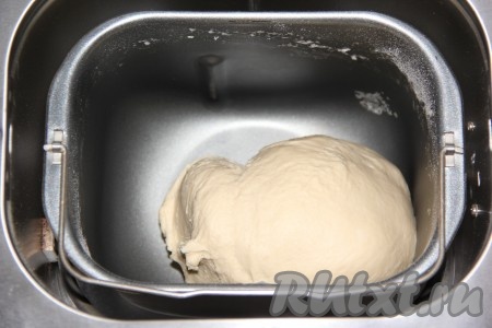 Во время замеса нужно следить за формированием колобка теста. Если тесто сильно прилипает к стенкам, то можно подсыпать муку и, наоборот, если колобок получается очень плотным, то влейте совсем немного тёплой воды. Замешанное тесто должно получиться не липнущим к стенкам ведёрка и мягким. Если замес теста делать вручную, тогда в небольшую ёмкость нужно влить тёплую воду (температура воды должна быть 38-40 градусов), добавить дрожжи и сахар, очень хорошо перемешать и оставить минут на 10-15 (до появления пышной шапки). В глубокую миску влить запенившуюся дрожжевую смесь, добавить соль, растопленное масло комнатной температуры, перемешать. Понемногу добавляя муку, замесить мягкое, не липнущее к рукам тесто. Оставить его в тепле на 1-1,5 часа (до увеличения в объёме в 2-3 раза).