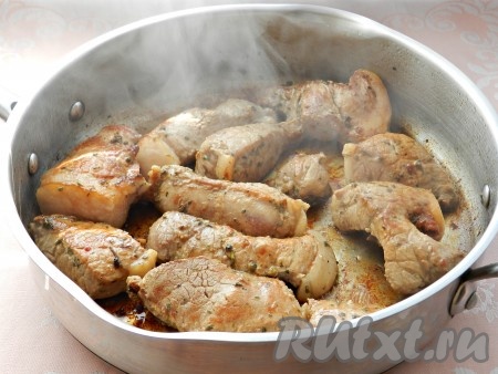 По прошествии часа в сковороде разогреть растительное масло, выложить кусочки свинины, замаринованные в соевом соусе. Обжарить мясо с обеих сторон до золотистой корочки на огне выше среднего. Нам нужно, чтобы мясо просто приобрело корочку со всех сторон, а доводить его до готовности будем уже с болгарским перцем.