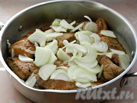 К обжаренному мясу добавить очищенный и нарезанный на полукольца лук, перемешать. Готовить, периодически помешивая, в течение 5 минут на среднем огне.
