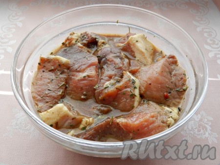 Свинину вымыть, обсушить, нарезать крупно, выложить в глубокую миску. В небольшой ёмкости соединить соевый соус и специи (я в качестве специй добавила чёрный молотый перец и 0,5 чайной ложки сухих итальянских трав), перемешать и влить в миску с кусочками свинины, перемешать, покрывая мясо соусом со всех сторон. Оставить мясо на 1 час при комнатной температуре. В течение этого времени 2-3 раза кусочки свинины нужно перемешать, чтобы они равномерно промариновались. Соль я не добавляла, так как соевый соус достаточно солёный.