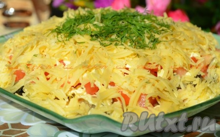 Украшаем зеленью и убираем в холод для пропитки. Вкусный салат с курицей, грибами, помидорами и сыром готов. 
