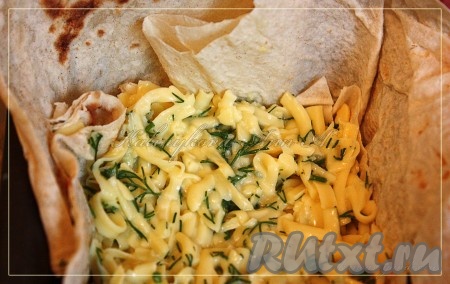 Противень или форму для выпечки смазать маслом, выложить первый слой лаваша, затем - часть начинки, опять слой лаваша. И так, продолжая чередовать, сделать по желанию от 2 до 5 слоев лаваша, укладывая сырную начинку между слоями. Последний слой сделать из лаваша, смазать его сливочным маслом. Сырный пирог из лаваша поставить на 30 минут в духовку, разогретую до 180 градусов.&nbsp;
