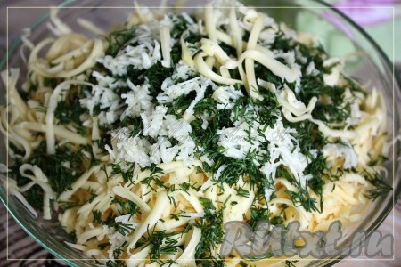 Зелень и чеснок измельчить, сыр натереть на крупной терке, всё перемешать.
