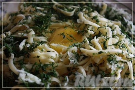 Молоко взбить с яйцом, добавить в смесь сыра и зелени, перемешать и начинка для пирога готова. Солить начинку НЕ НАДО, так как после запекания сыр будет достаточно соленым.