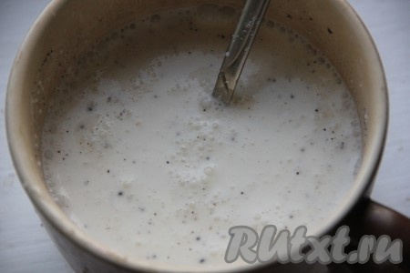 Сметану развести водой, чтобы её консистенция была похожа на кефир. Добавить к сметане соль, чёрный молотый перец и пропущенный через пресс чеснок.