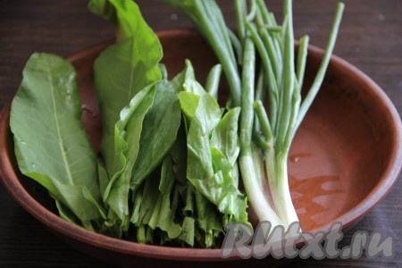 Яйца отварить в течение 10 минут после закипания воды, затем остудить их, почистить. Щавель и зелёный лук промыть водой, немного обсушить.
