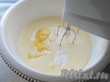 Добавить в яичную массу размягчившееся сливочное масло, соль и сметану, взбить на средней скорости миксера до однородности.