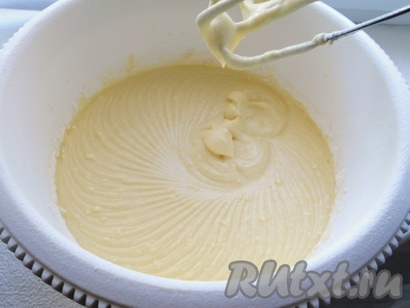 Всыпать разрыхлитель, начать частями добавлять просеянную муку, перемешивая тесто на низкой скорости миксера. Добавляя муку, учитывайте, что тесто должно получиться, напоминающим густой крем, как на фото, оно не должно стекать.