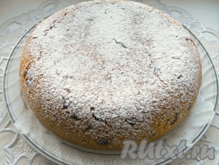 Выставить режим мультиварки "Выпечка" на 1 час. Если по прошествии часа сверху сметанный кекс будет влажным, липким, добавьте ещё время для выпечки (примерно 15-20 минут). Время выпечки зависит от мощности вашей мультиварки. Готовый кекс извлечь из чаши с помощью чаши для варки на пару. Остудить и посыпать сахарной пудрой.