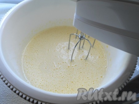 Взбить миксером на высокой скорости яйца с сахаром до светлой, пышной массы (взбивать в течение 5 минут).