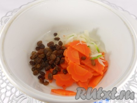 Соединить морковь, лук и изюм вместе.
