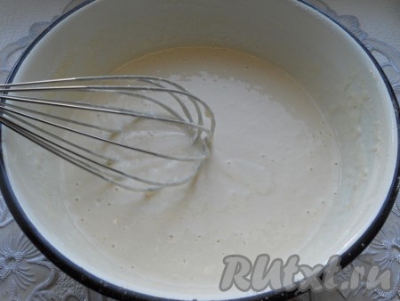 Влить частями воду, каждый раз тщательно перемешивая венчиком и замешивая тесто, напоминающее по густоте сметану средней жирности. 