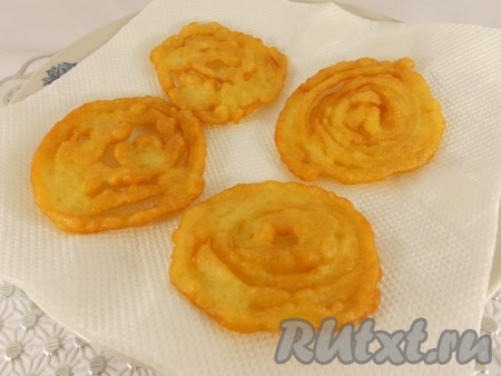 Золотистые джалеби со сковороды выкладывать на бумажное полотенце, чтобы удалить лишний жир.