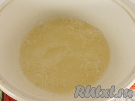 Для приготовления сиропа нужно воду смешать с сахаром в кастрюле с толстым дном. Поставить на огонь, довести до кипения. Добавить лимонный сок. Варить на достаточно сильном огне около 5 минут - сироп должен немного загустеть, но остаться жидким. Если вдруг переварите, добавьте горячей воды и тщательно перемешайте. Сироп остудить.