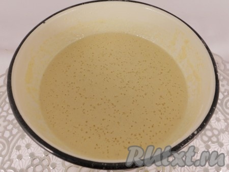 Оставить тесто, накрыв посуду пищевой плёнкой, в тёплом месте на 2 часа.