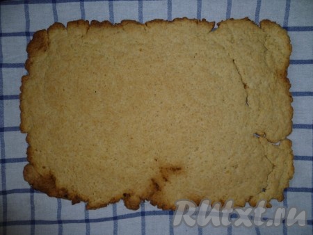 Выпеченные коржи получаются достаточно хрупкими, поэтому аккуратно перекладываем их на поднос. Чтобы они были более ровными (пока они тёплые), их можно подровнять ножом.  
