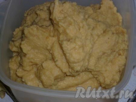 Сложить в чашу блендера нут вместе с отваренными овощами, добавить специи и влить 2 столовые ложки оливкового масла. Измельчить до однородной массы, если паста окажется достаточно густой, то можно добавить немного бульона, в котором варился нут. Посолить пасту из нута по вкусу.
