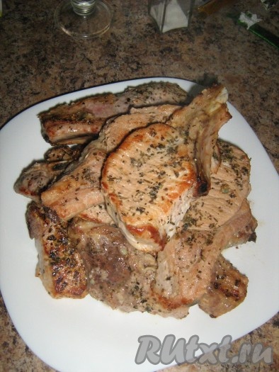 Подготовить чесночное масло: в подсолнечное или оливковое масло выдавить чеснок и дать постоять минут 5. Обжаренное мясо выложить на противень и полить чесночным маслом. Отправить мясо в духовку доходить до полной готовности.
