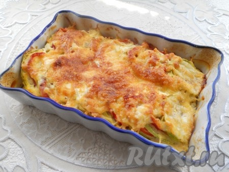 В духовке,&nbsp;разогретой до 180 градусов, готовить запеканку с кабачками, помидорами и перцем минут&nbsp;30-35. Овощи должны легко прокалываться ножом, сверху они будут покрыты румяной корочкой из сыра и яиц.&nbsp;