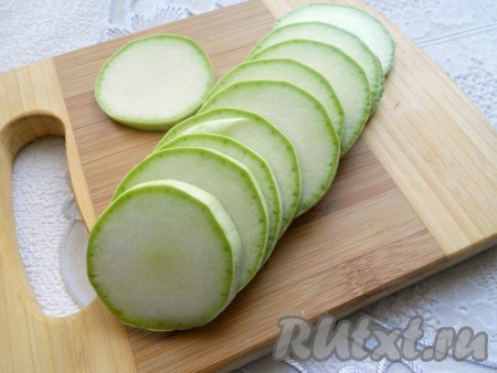 Для этого блюда нужно брать молодой кабачок с мелкими семечками. Кабачок вымыть. При желании кожуру с кабачка можно снять, я не снимала, так как кожица была тонкой. Нарезать кабачок на кружочки толщиной примерно 0,5 сантиметра.