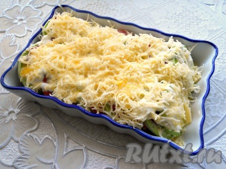 Сверху посыпать овощи сыром, натёртым на мелкой тёрке, и залить яичной массой.