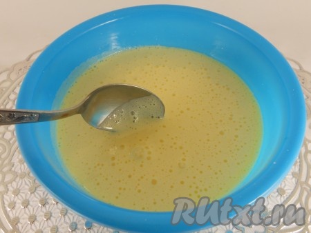 Взбить миксером на небольшой скорости до светлой пышной массы.