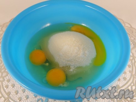 К яйцам добавить сахар.