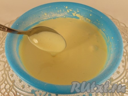 Постепенно, частями, добавлять просеянную муку и разрыхлитель, продолжая взбивать массу. Замесить тесто, по консистенции, как густая сметана.
