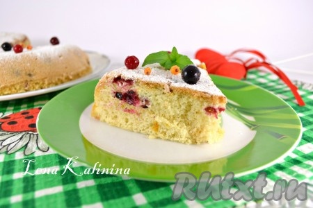 Вкуснейший и нежнейший пирог с замороженными ягодами, приготовленный в мультиварке, порезать на части и подать к чаю.
