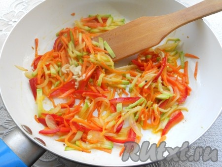 В конце жарки добавить измельченный чеснок, все перемешать и выключить газ.