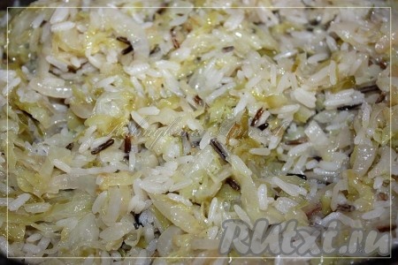 Начинка для пирога с капустой и рисом готова.
