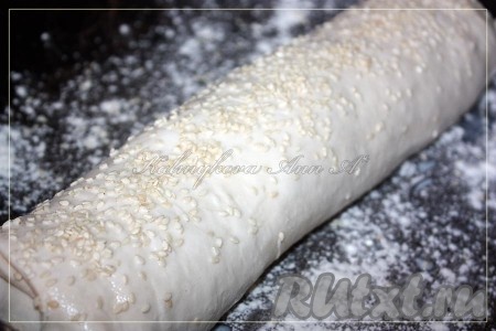 Также верх пирога смазать молоком и присыпать кунжутом. Выпекать 30-45 минут при температуре 180 градусов.
