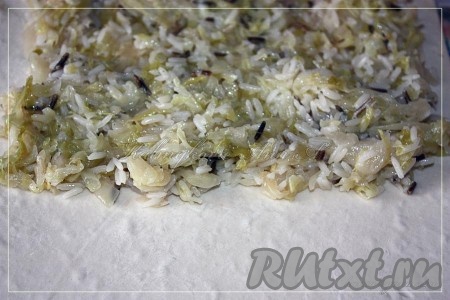 Либо второй вариант - сделать пирог в виде штруделя. На половину теста выложить капустно-рисовую начинку и аккуратно свернуть рулетом.
